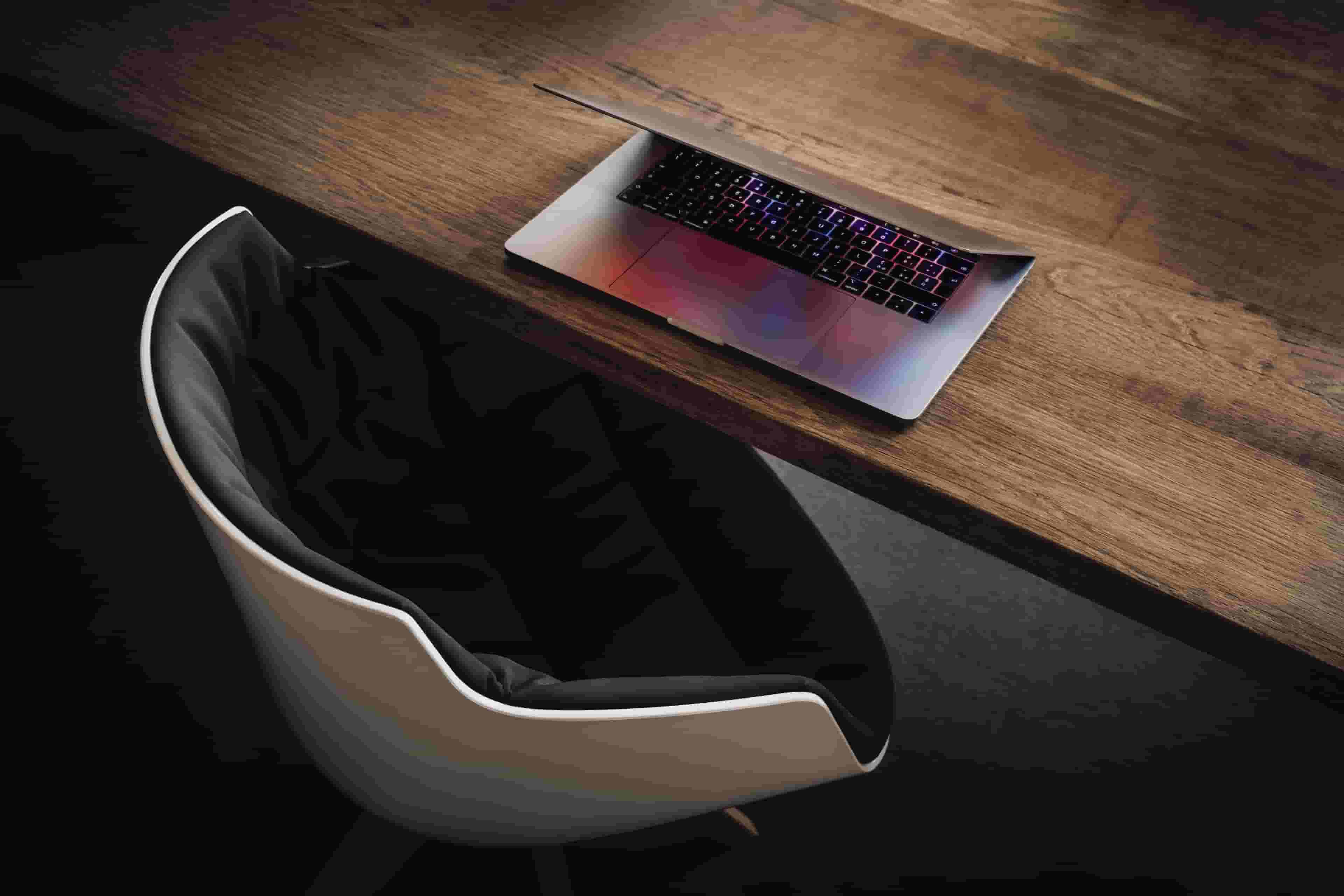 laptop-na-stole.jpg